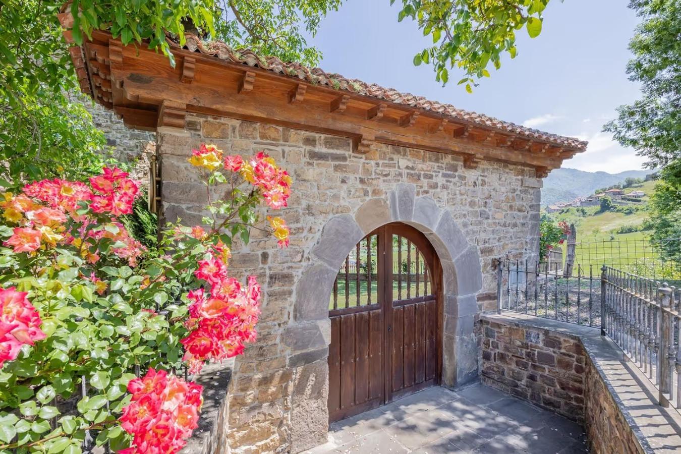 Gasthaus La Torre De Perrozo Cabezón de Liébana Exterior foto