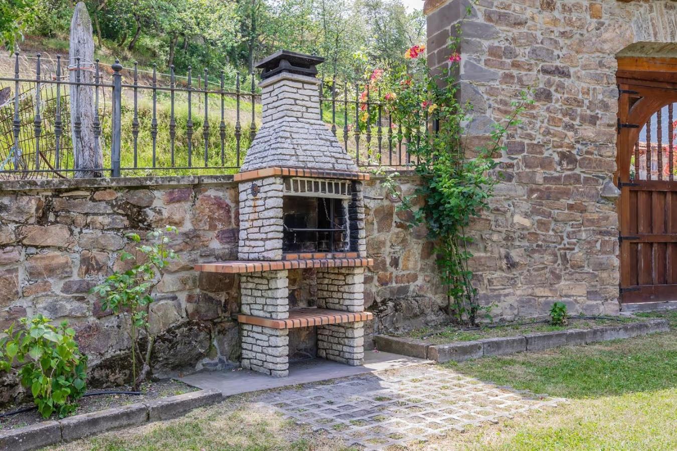 Gasthaus La Torre De Perrozo Cabezón de Liébana Exterior foto